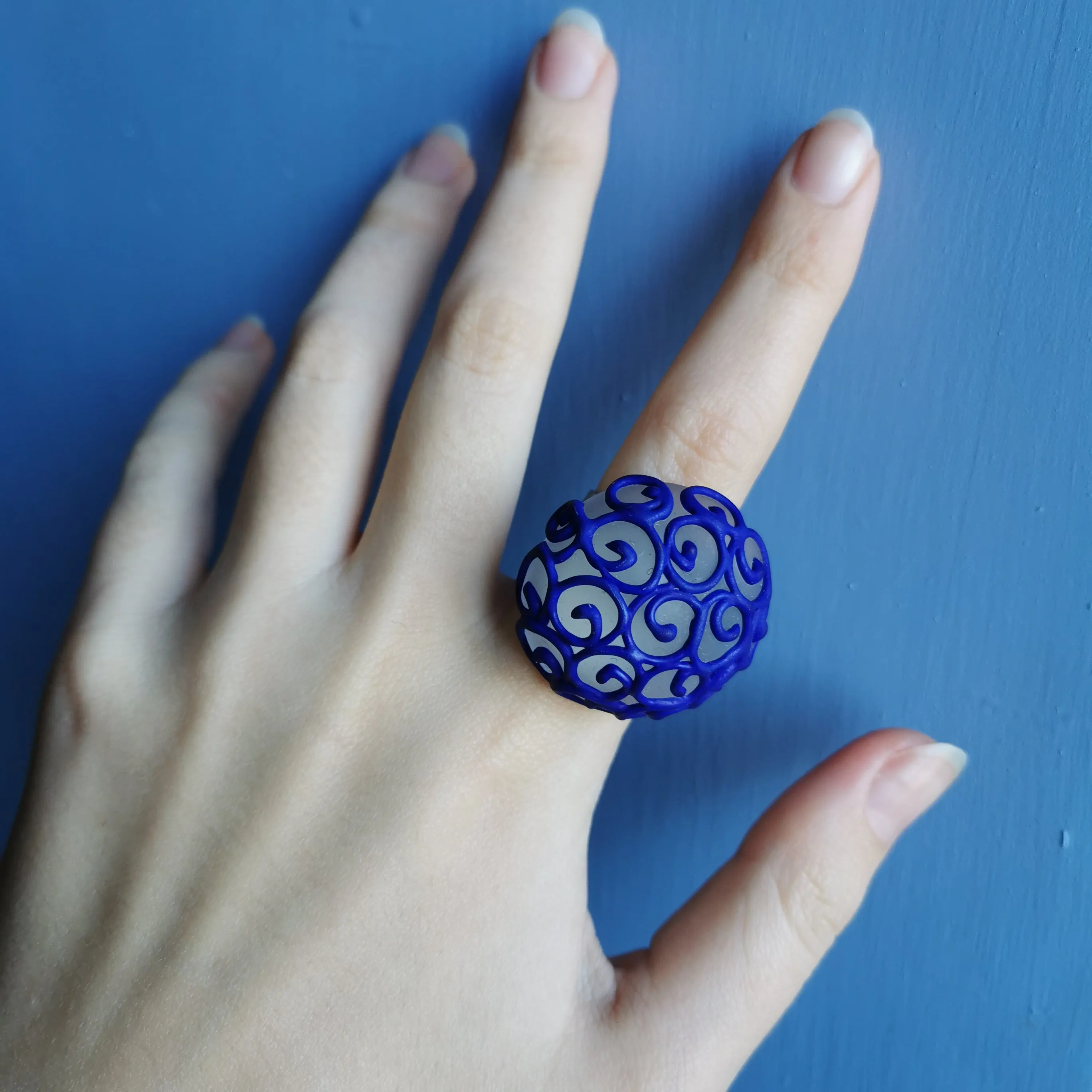 Anello in vetro con ricami