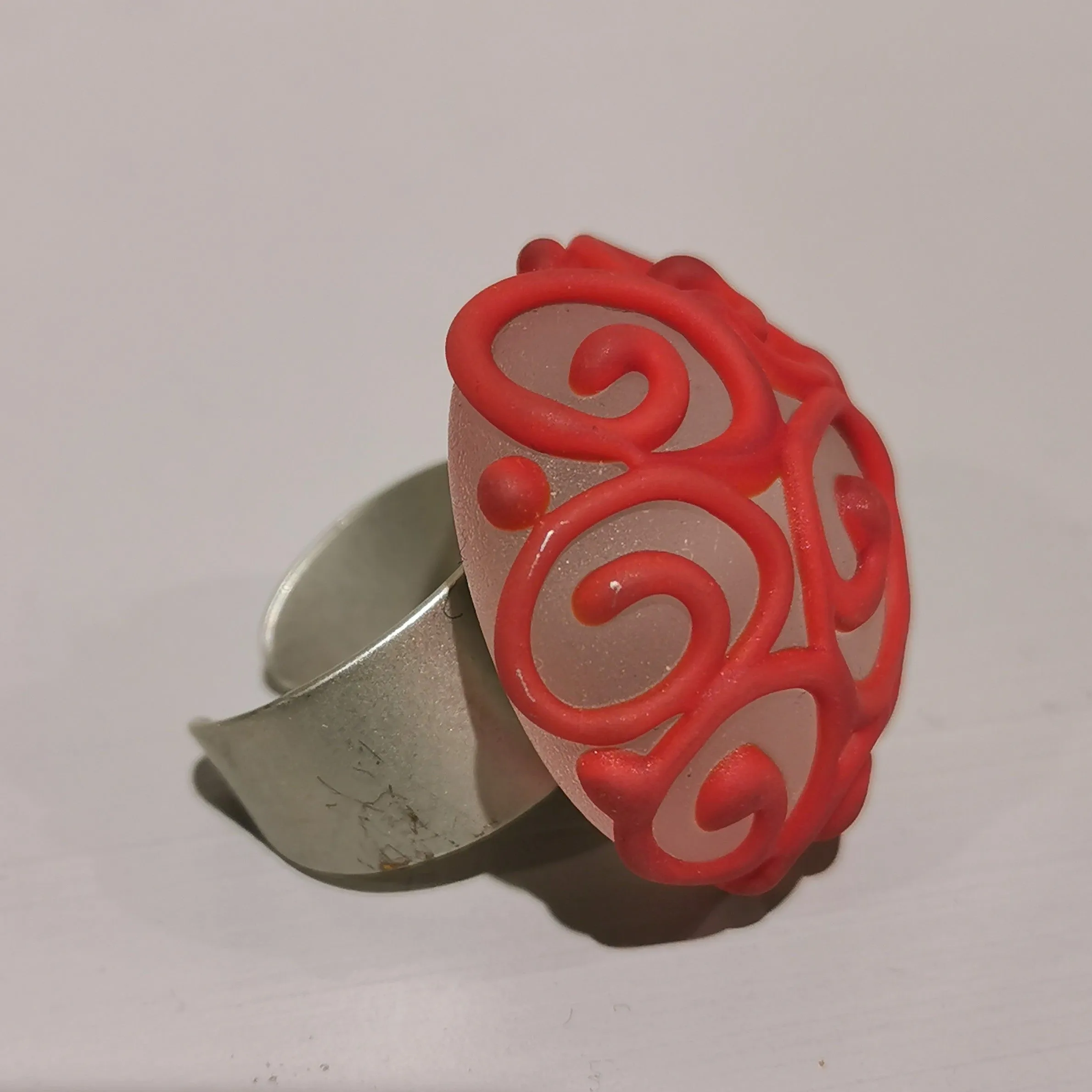 Anello in vetro con ricami